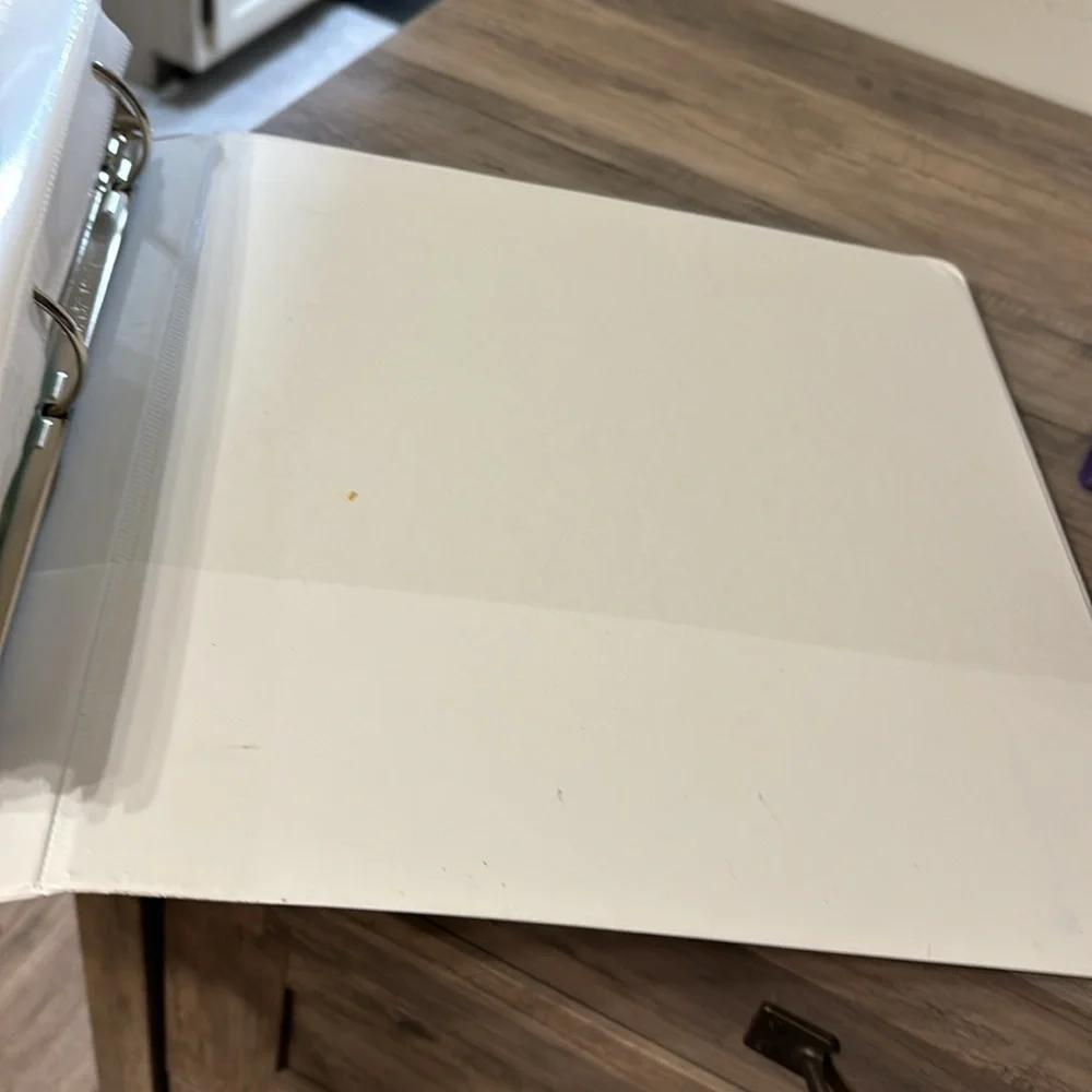 PRE OWNED 6 VARIOUS SIZES OF BINDERS WITH 70 SHEET PROTECTORS